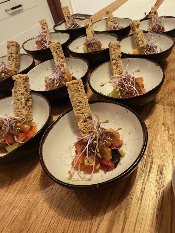 Entrées en bols noirs, tomates anciennes et pain soufflé