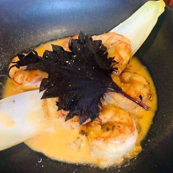 Gambas snackées sur une sauce crémeuse, endive et feuille de shiso croustillante