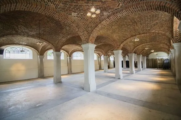 Salle aux voûtes en briques et colonnes blanches, pour réceptions et mariages