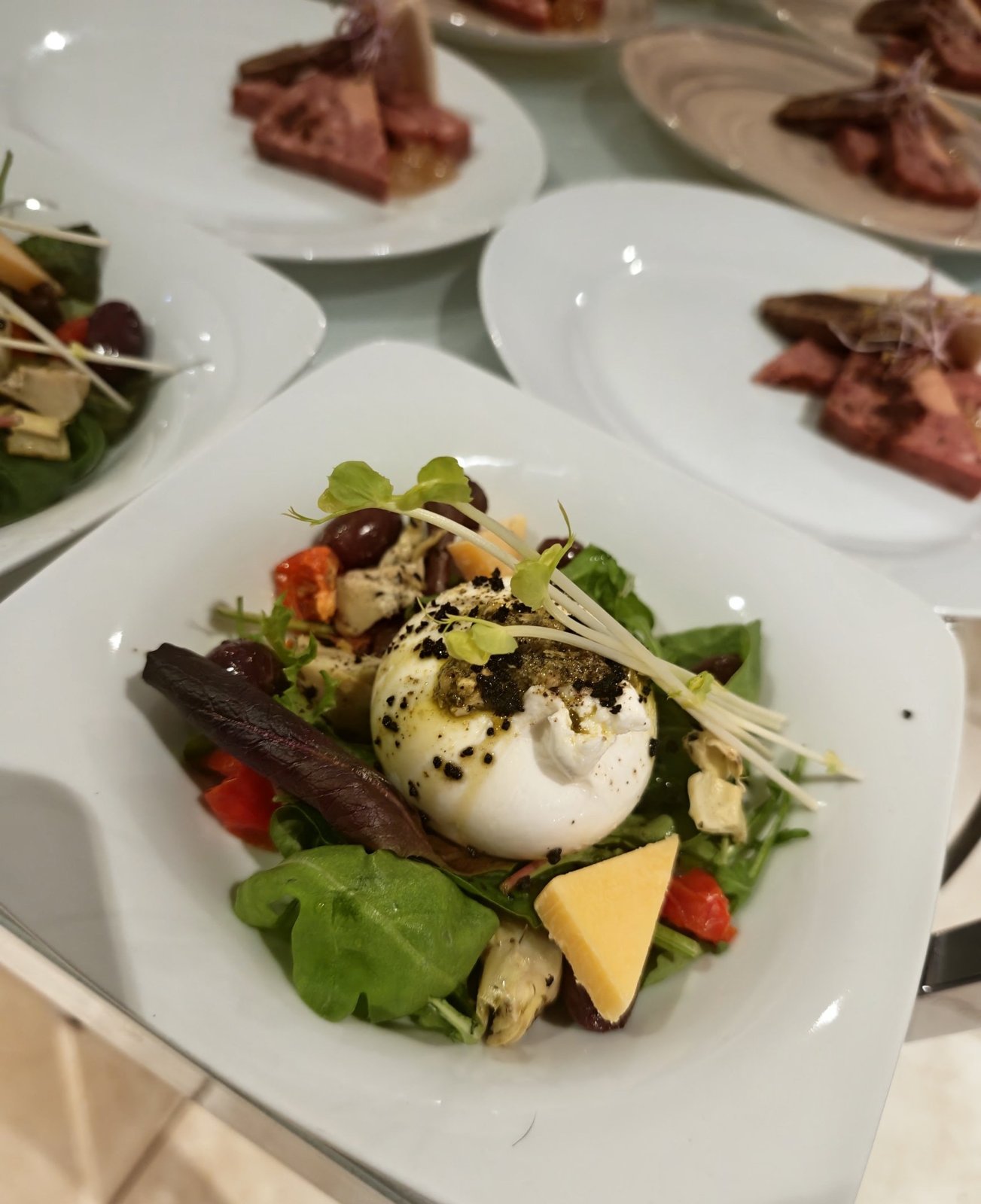Getruffelde burrata, artisjokken, olijven en gekonfijte tomaten