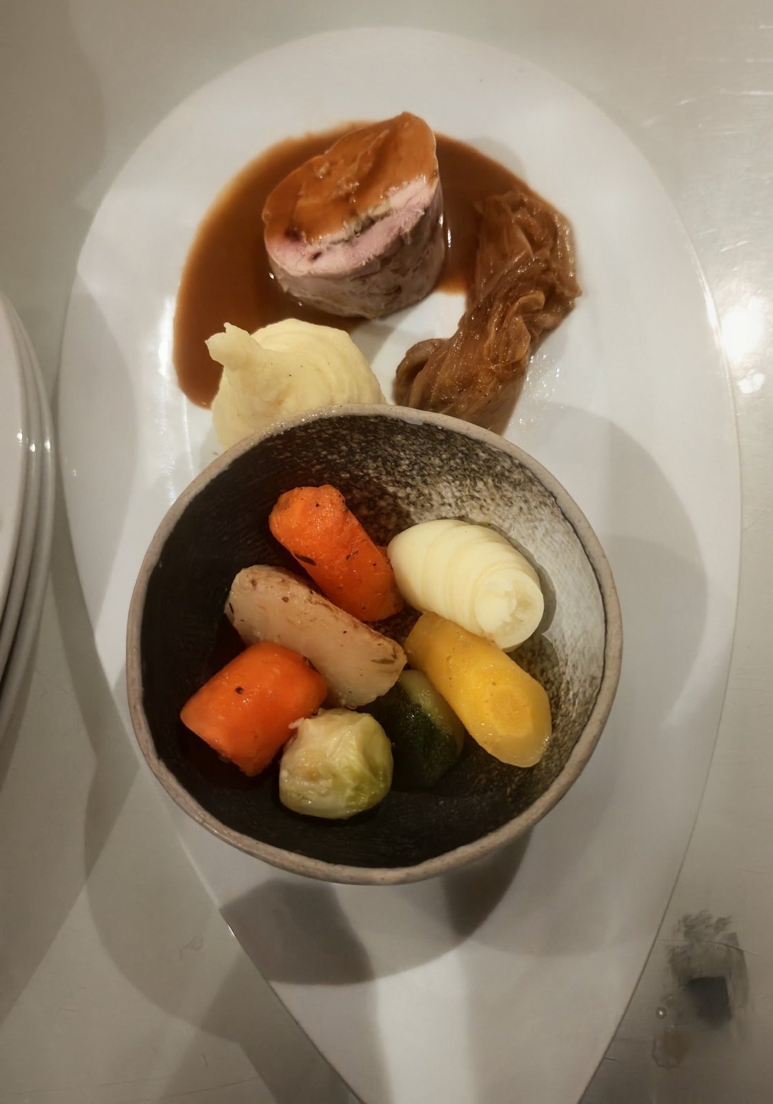 Fazant gevuld met truffel, jus, gestoofd witloof, puree en geglaceerde groenten