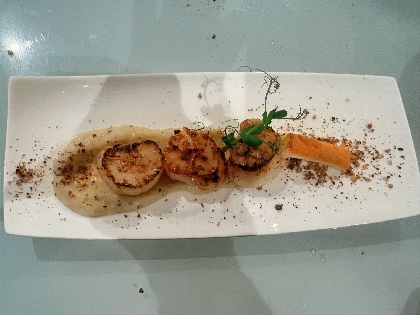 Aangebraden Sint-jakobsschelpen, aardperenroom en hazelnoten